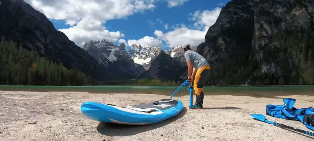 Aufpumpen des Bluefin Cruise SUP Boards bei einem alpinen See