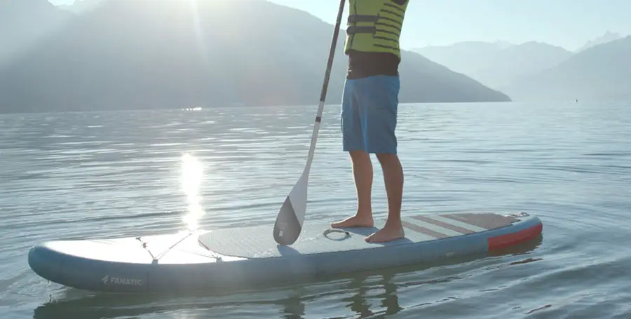 SUP Einsteiger an einem sonnigen Morgen auf dem See