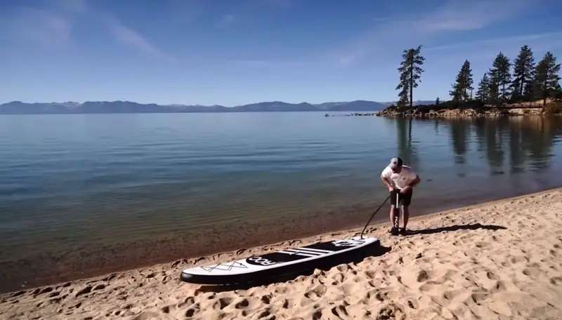 Aufpumpen des ROC Paddle Board